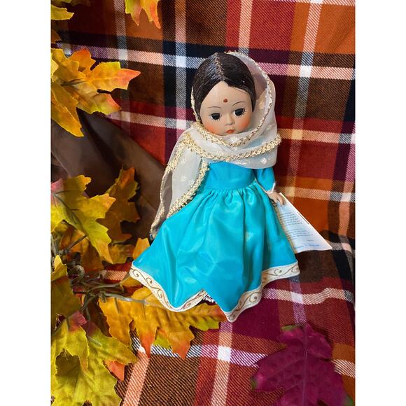 Vintage Madame Alexander Doll India #575 8” International Tag Box & Stand 1980s - Picture 1 of 6